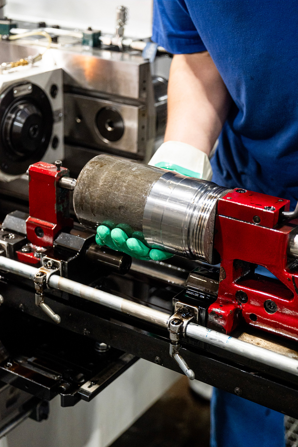 Gewinderollen von Ölfiltergehäusen bei Kammerer: Der Werker spannt das Gehäuse mit Gegenstück zwischen die Spitzen und fährt das Werkstück auf die Position zwischen den beiden Rollwerkzeugen. <i>(Foto: Joshua Rzepka für Kammerer)</i>