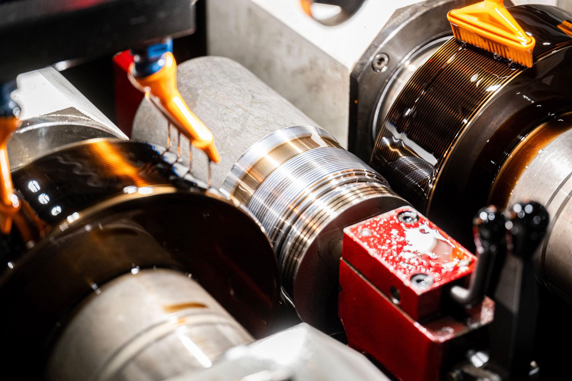 Das Werkstück wurde zwischen den Rollwerkzeugen positioniert. Nun beginnt das Rollverfahren: Die Werkzeuge walzen das M-Gewinde im Einstechwalzverfahren zwischen Spitzen. <i>(Foto: Joshua Rzepka für Kammerer)</i>