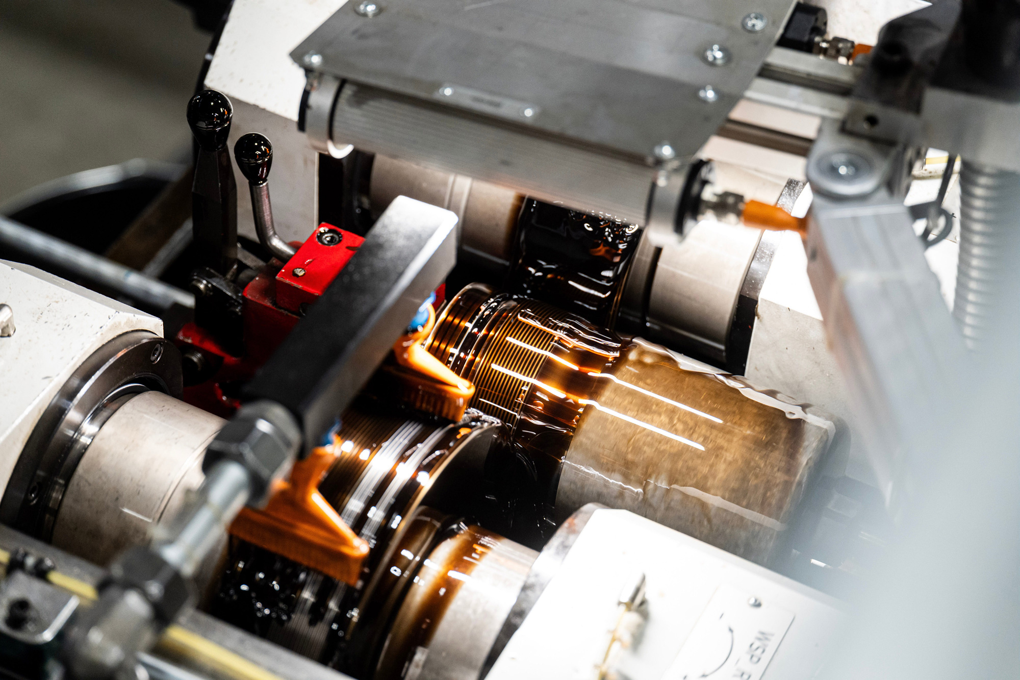 Nahaufnahme des Rollverfahrens von Ölfiltergehäusen. <i>(Foto: Joshua Rzepka für Kammerer)</i>