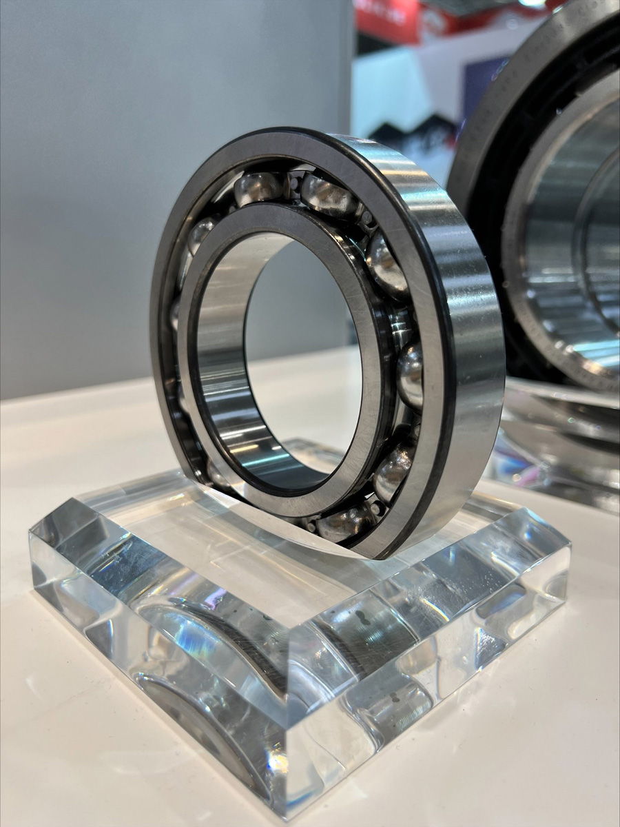 Hybrid deep groove ball bearing from NKE for traction motors