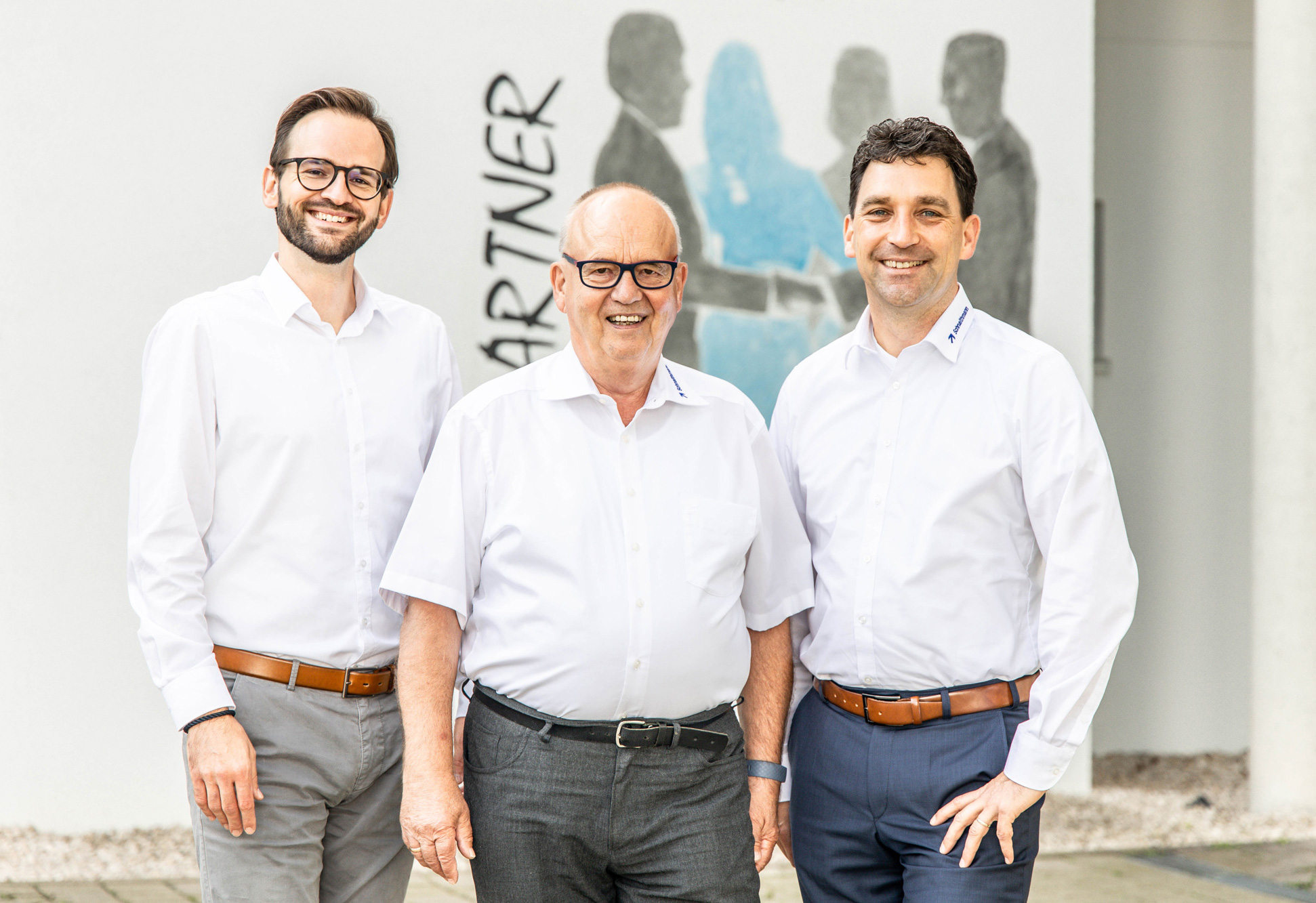 Unternehmensgründer Karl Schnaithmann (Mitte) mit den Geschäftsführern der Schnaithmann Maschinenbau GmbH, Thomas Schill (links) und Thilo Hottmann (rechts)