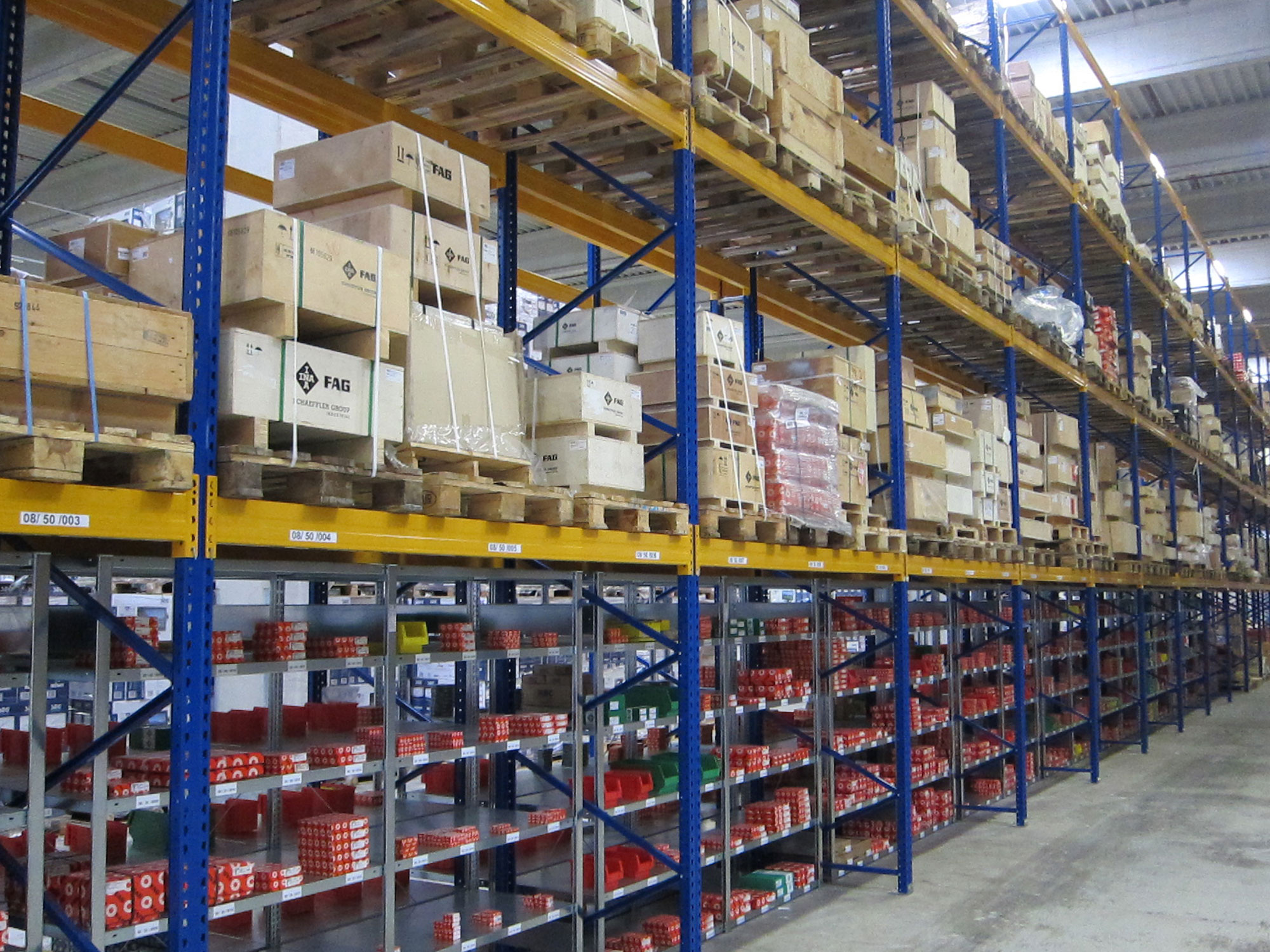 Im neuen Logistikzentrum in Arnsberg sind mehr als 20.000 Artikel aus dem Bereich Antriebstechnik sofort verfügbar